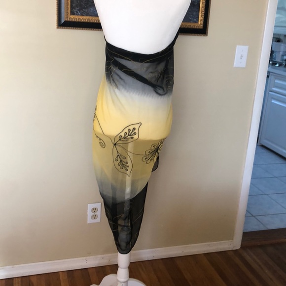 Gladys in a 73 inch black and yellow scarf/ wrap - Picture 2 of 5